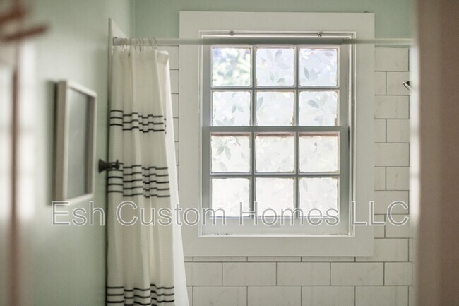 Building Photo - 419 W Orange St