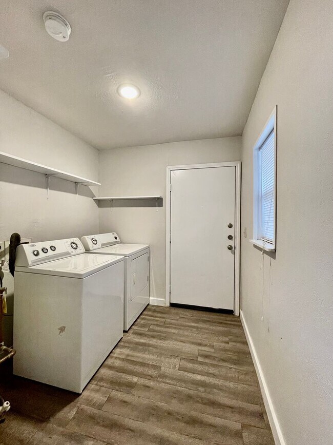 Building Photo - Centrally Located 2 Bedroom Home