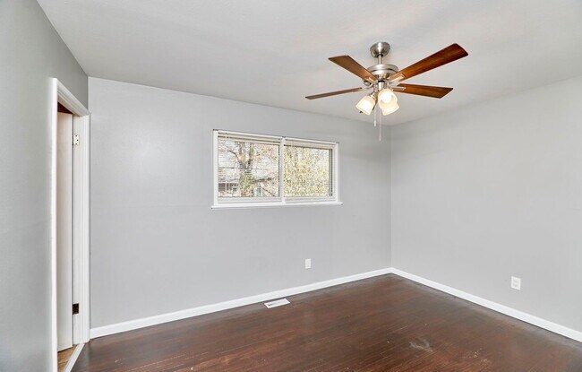 Building Photo - 2365 N Pointe Ln