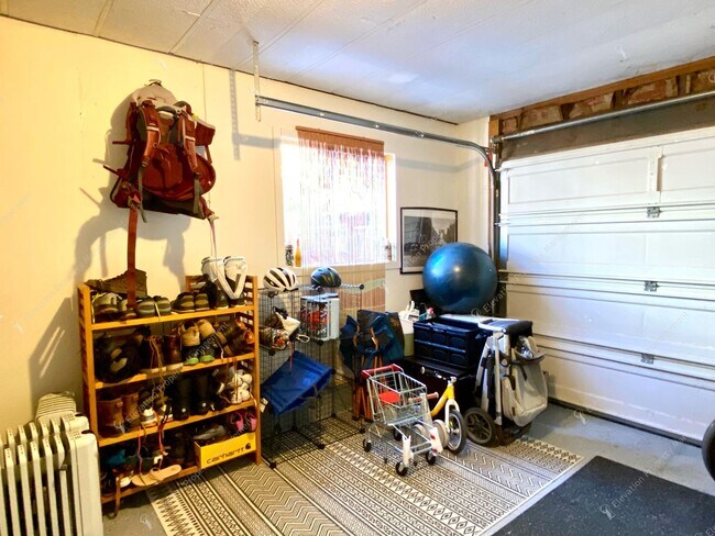 Building Photo - *Unfurnished* Charming Single-Story 3-Bedroom, 2-Bathroom Rancher with Stunning Yard