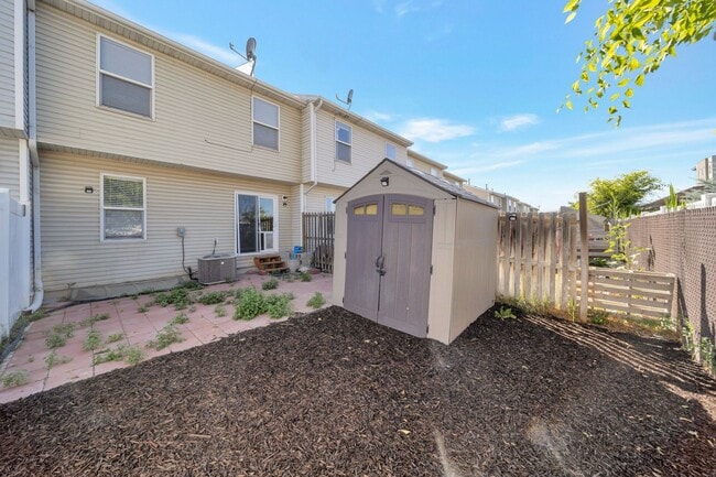 Building Photo - Modern 3 Bed, 3 Bath Home with Central Air...
