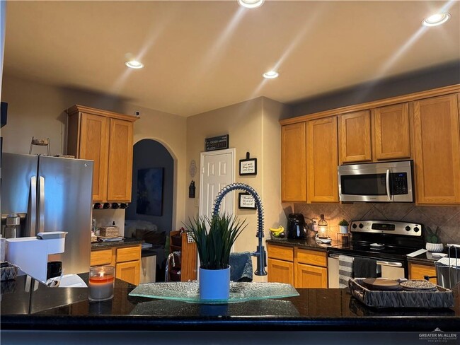 Building Photo - 40 San Angelo St