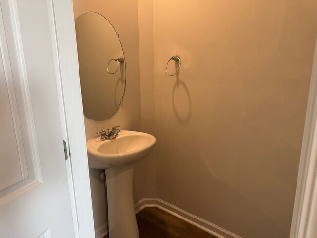 Building Photo - Great 3BR Home