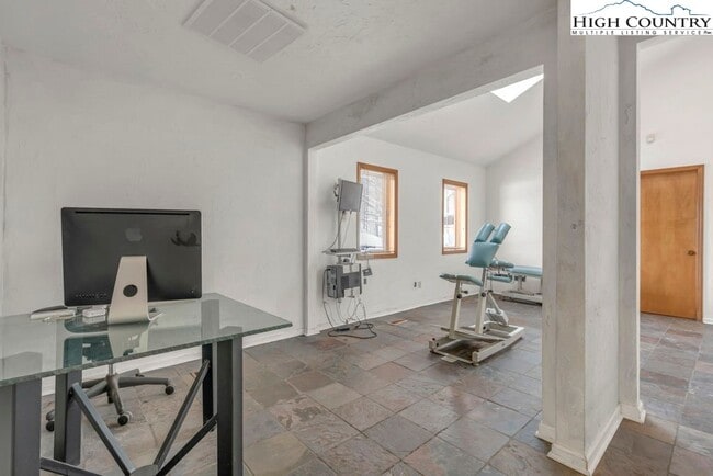 Building Photo - 483 NC-105 Extension