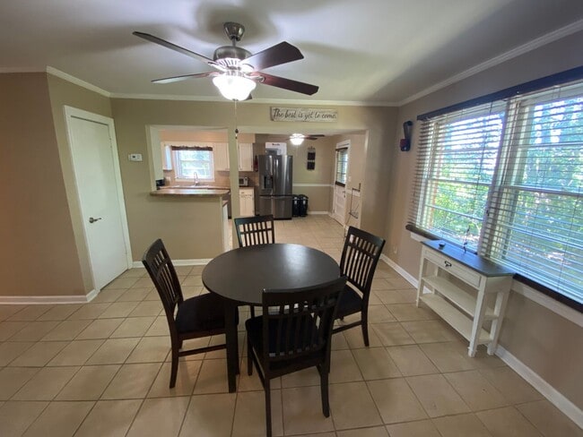 Building Photo - Kennedy Drive Retreat - 4 bedrm with bonus...