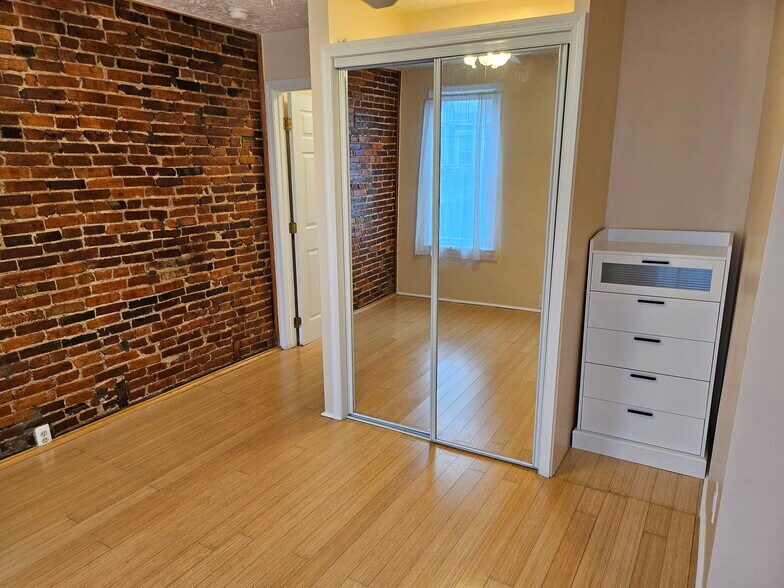 Building Photo - 635 S Decker Ave