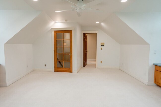 Building Photo - 3Bd/3Ba Bellevue House