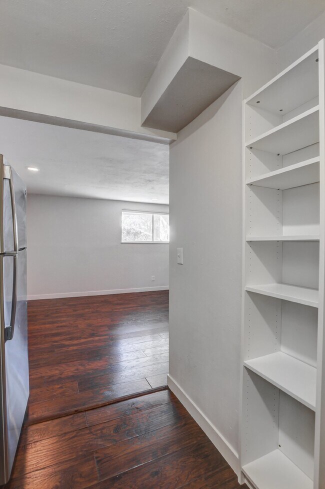 Building Photo - $1,550 - 1 Bed Updated Condo right by Cher...