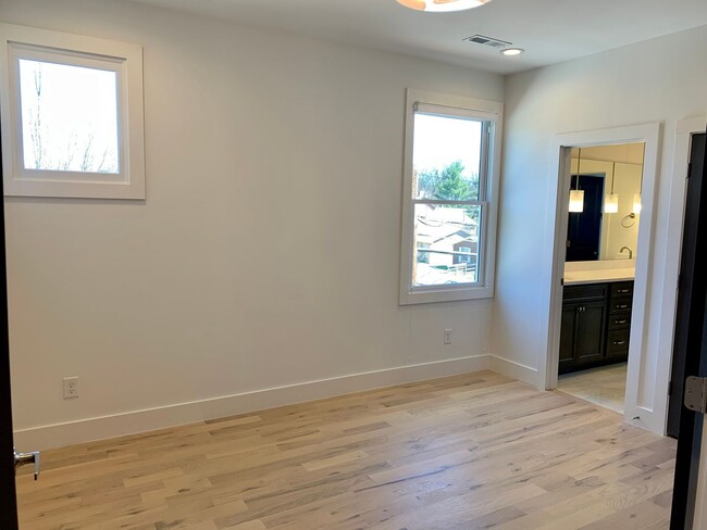 Building Photo - 4 Bed 3.5 Bath in Edgefield Home