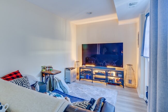 Building Photo - 7913 Central Park Cir