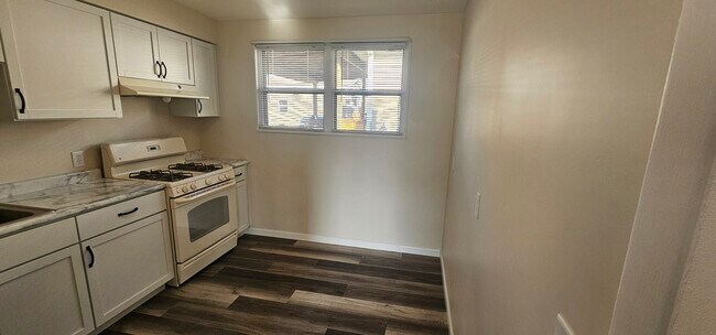 Building Photo - 1055 Kenmore Ave