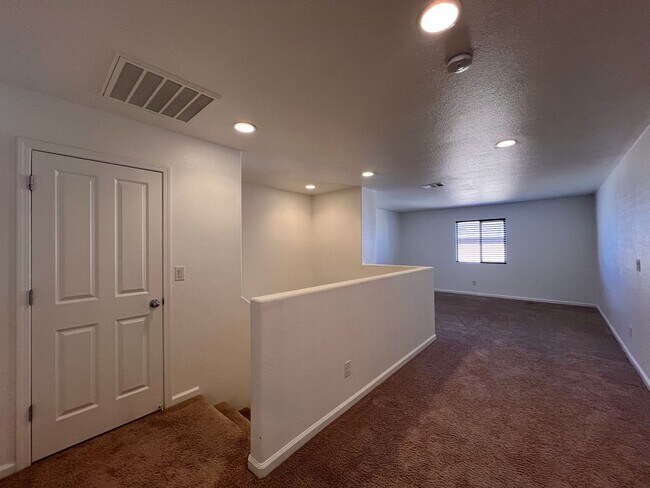 Building Photo - Luxurious 4 bedroom 3 bath family home in ...