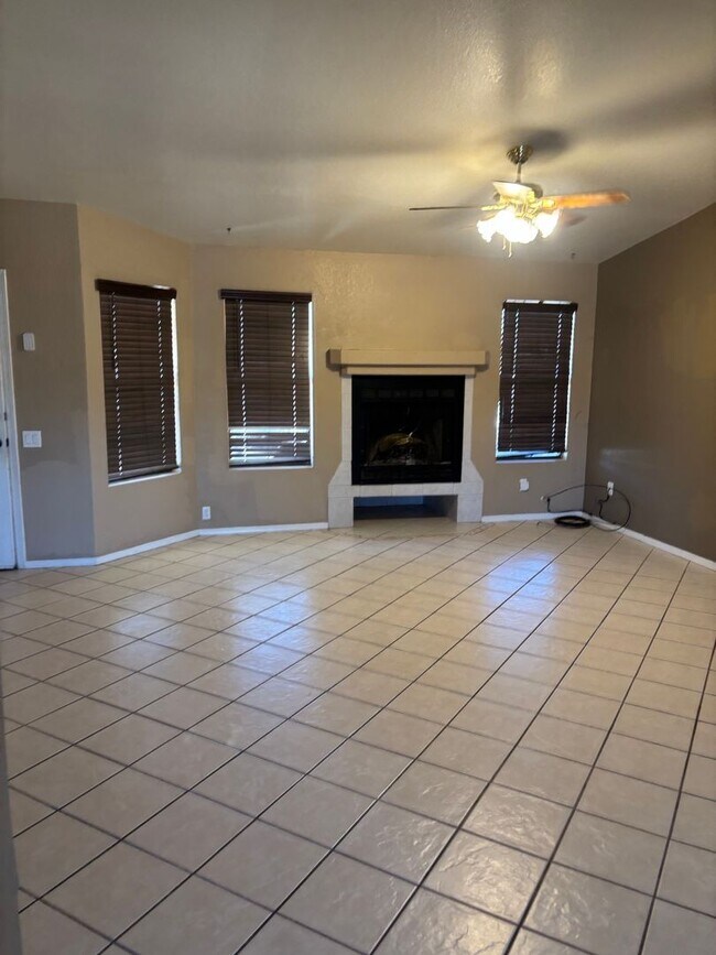 Building Photo - 5475 Valle Alegre