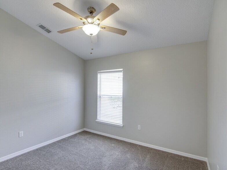 Building Photo - 30513 Pga Dr