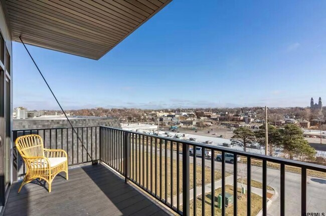 Building Photo - Fully Furnished 2 Master Suites | Luxe Townhome Near UNMC