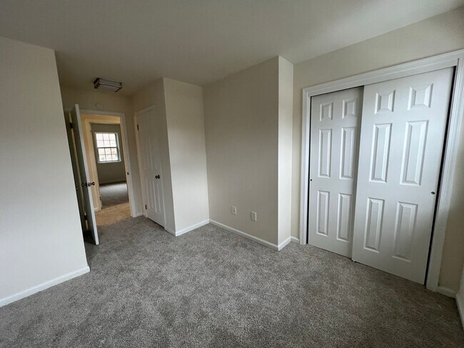 Building Photo - 3BR Townhome - Northampton School District