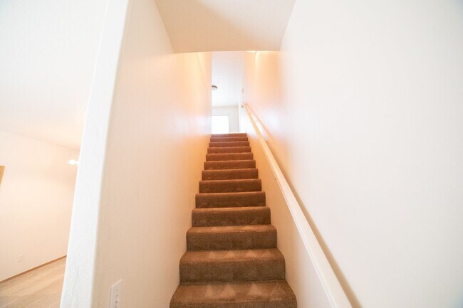 Building Photo - Oversized Townhouse in Prime Location!