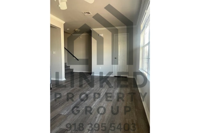 Building Photo - Townhome off Riverside in Tulsa!