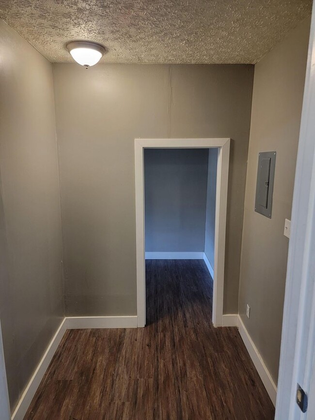 Building Photo - Awesome Remodeled  3 bedroom 2 bath single...