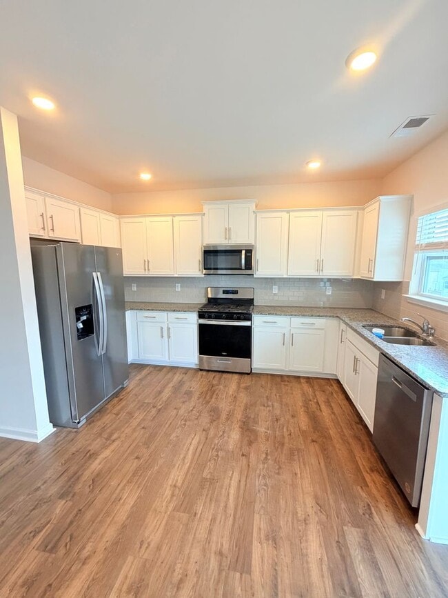 Building Photo - Beautiful 4 Bed, 2.5 Bath Home - Lawn Care Included!