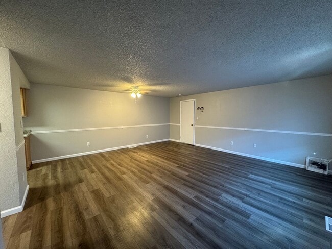 Building Photo - 3 bedroom, 2 bath, two car garage in Stead- pets welcome!