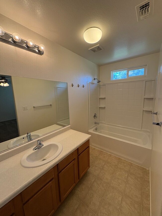 Building Photo - Beautiful home Ready to move in.