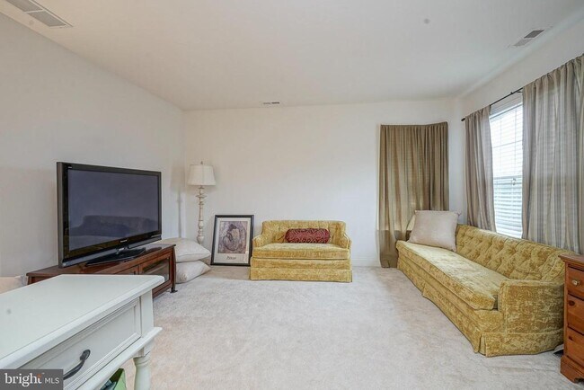 Building Photo - 142 White Cedar Dr