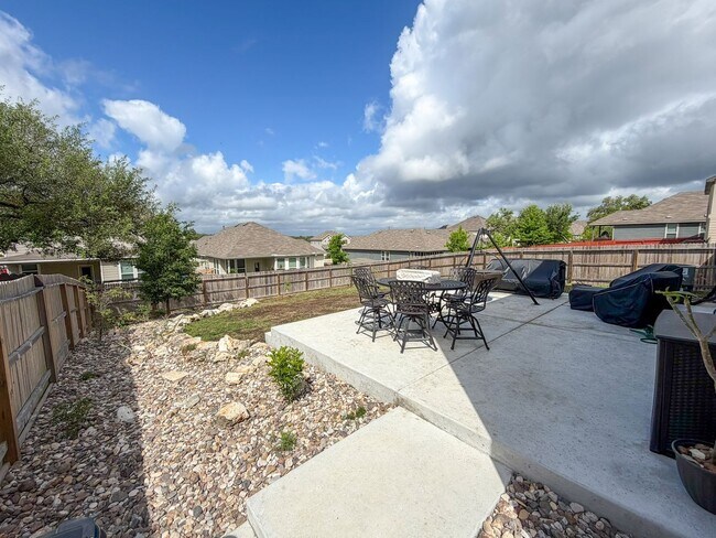 Building Photo - Well Maintained 3 bedroom 2.5 bath in COMAL ISD!