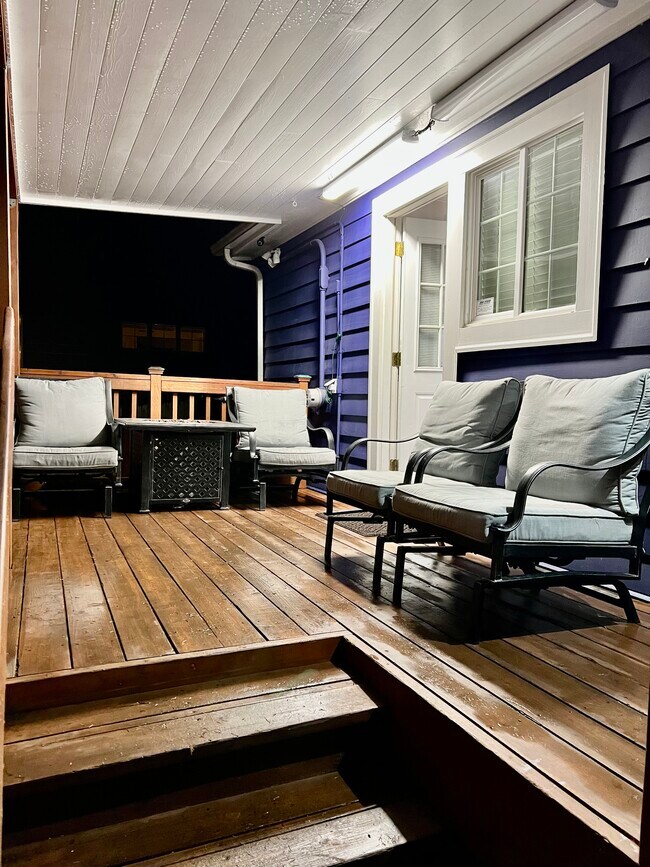 Building Photo - 551 N 137th St