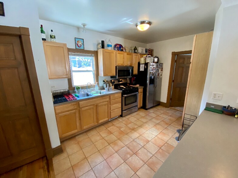 Building Photo - 1214 W Nelson St