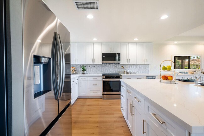 Building Photo - 54 Maximo Way