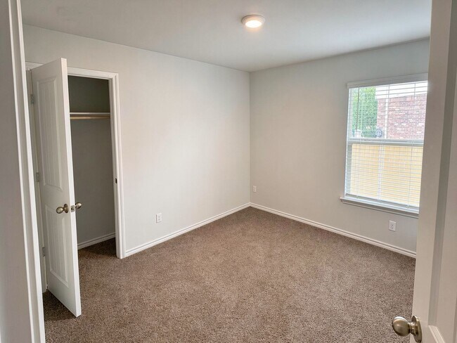 Building Photo - Spacious 4 Bed / 2.5 Bath Home with Fenced Yard & Modern Finishes in Belton
