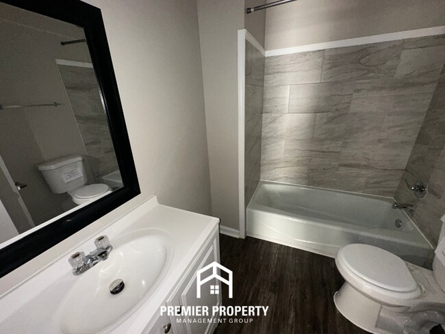 Building Photo - Charming 3 Bedroom Home for Rent in Memphis | High Ceilings, Fireplace & Fenced Yard