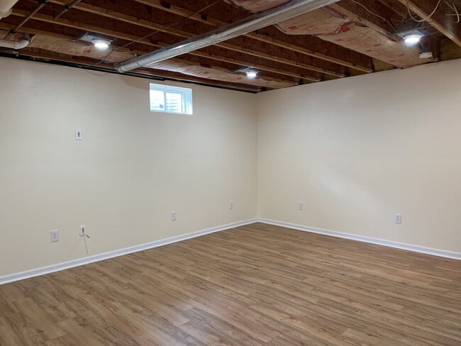 Building Photo - "Spacious 3-Bedroom Side by Side Duplex in...