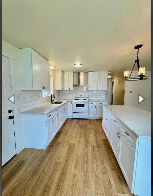 Building Photo - 2 Bed 1 Bath Duplex with Garage,