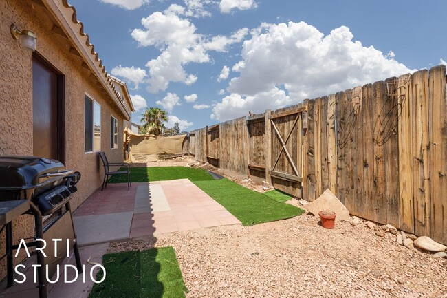 Building Photo - Short term fully furnished 3-bedroom 2 bat...