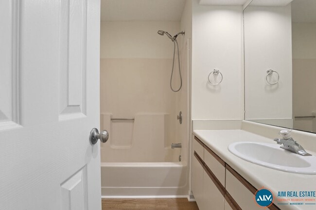 Building Photo - Updated Wyndemere Condo at Yacht Cove – Fr...