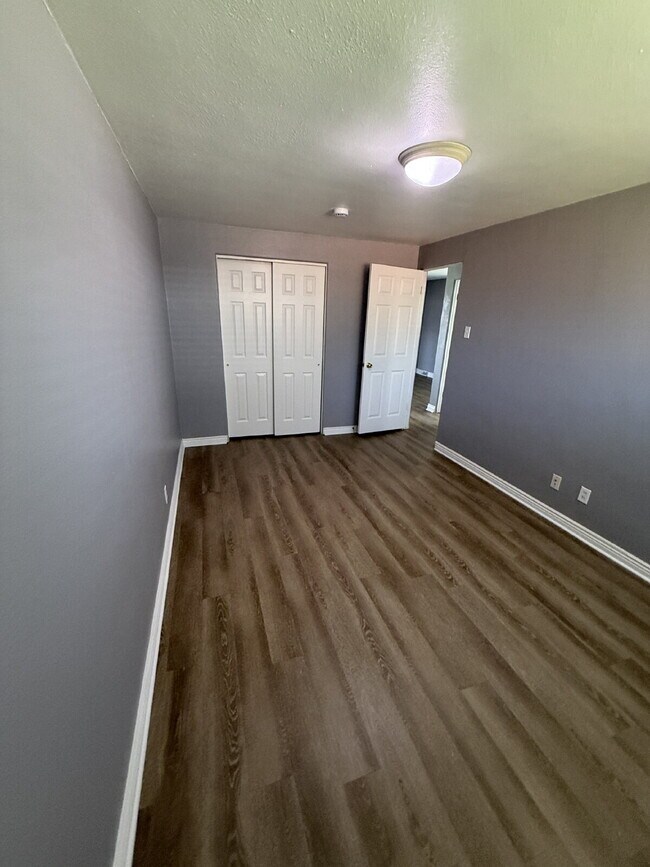 Building Photo - Freshly Updated 1-Bedroom Apartment in Denver – Move-In Ready!