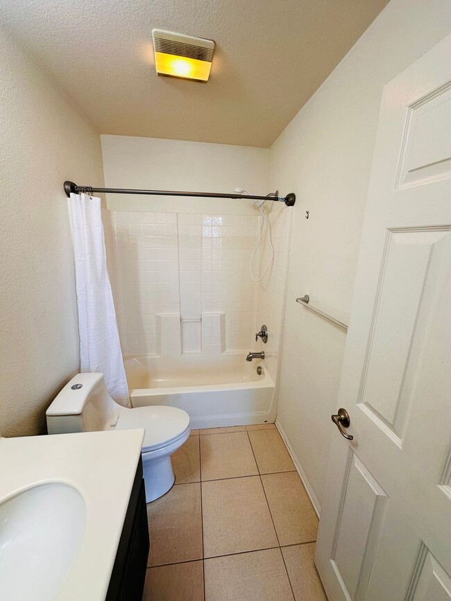 Building Photo - Luxury Tri-Level Townhome 2bd 2.5bth w Bon...