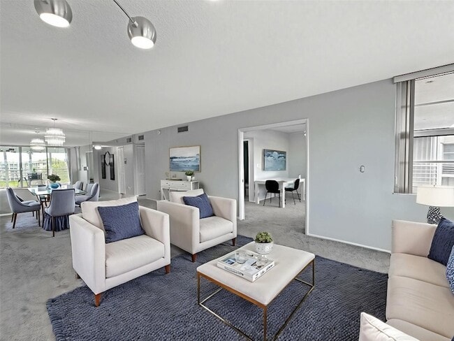 Building Photo - 535 Oaks Dr