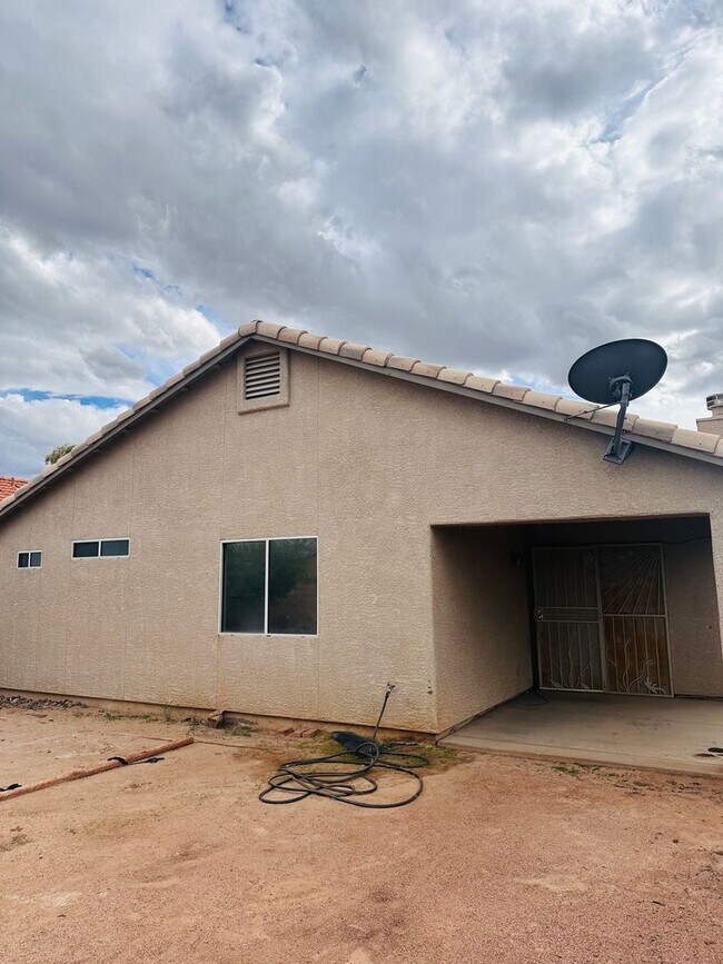 Building Photo - LOVELY HOME - 2 BEDROOM PLUS DEN - LARGE YARD