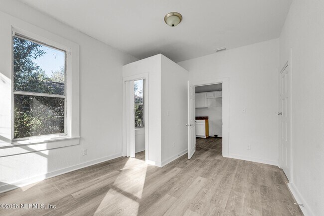 Building Photo - 522 W 21st St