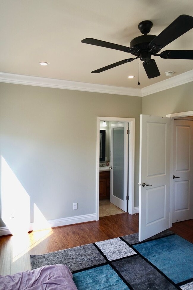 Building Photo - Modern House Near Downtown