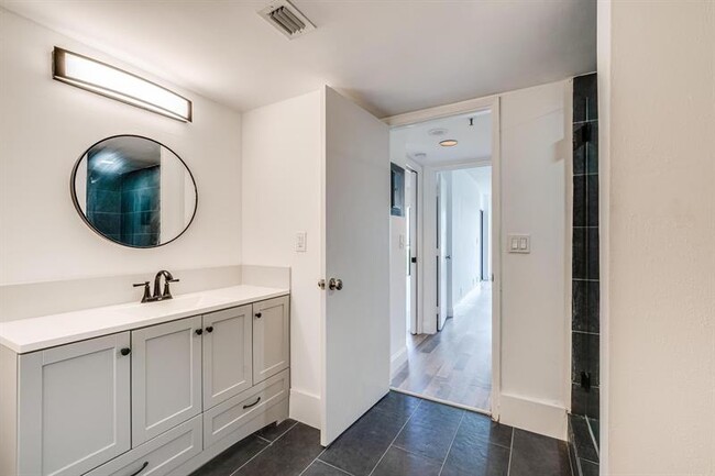 Building Photo - 2200 S Cypress Bend Dr