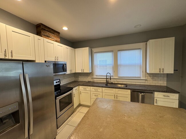 Building Photo - 1020-1022 S Randolph