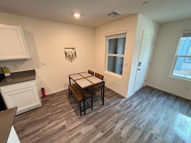 Building Photo - Charming 3Bed/2.5Bath/2Car Townhouse located in Northwest Las Vegas - Make the Move for Less: $30...