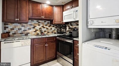 Building Photo - 200 Lombard St