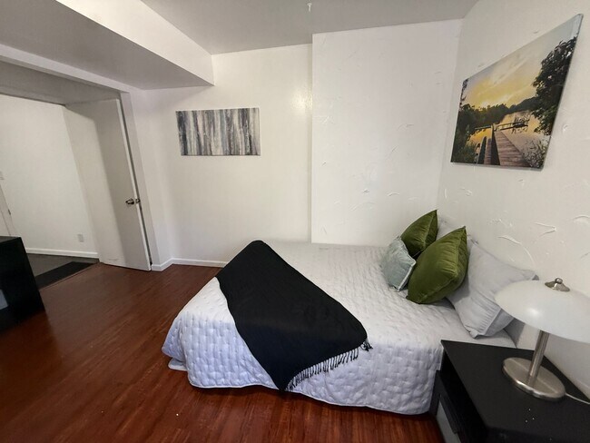 Building Photo - 68 E 200 S