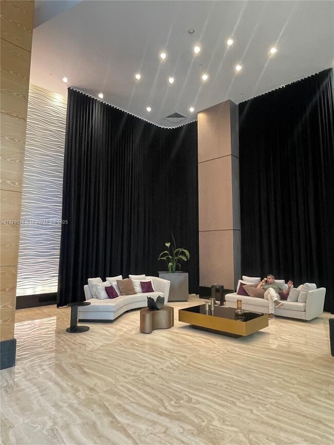 Building Photo - 950 Brickell Bay Dr
