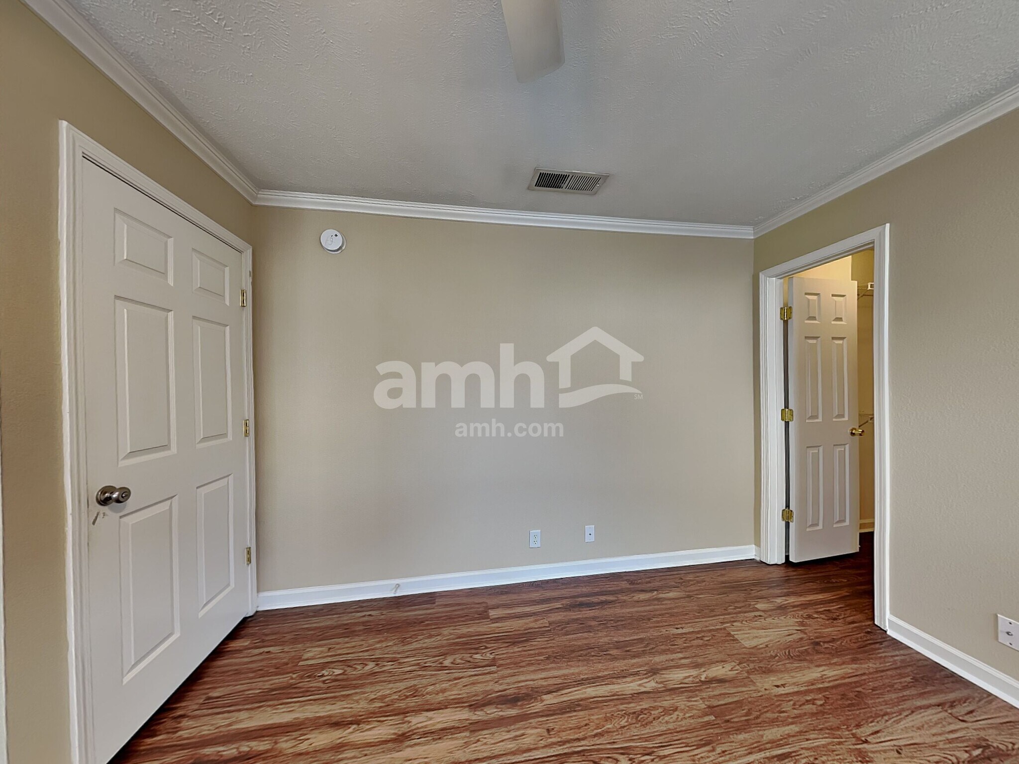 Building Photo - 1104 S Hampton Close